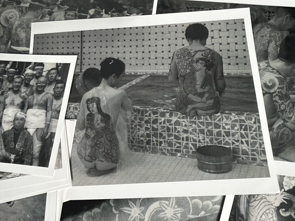 Fotos with two women wearing Irezumi images known from folktales on their backs. Horibun or Horiuno? 